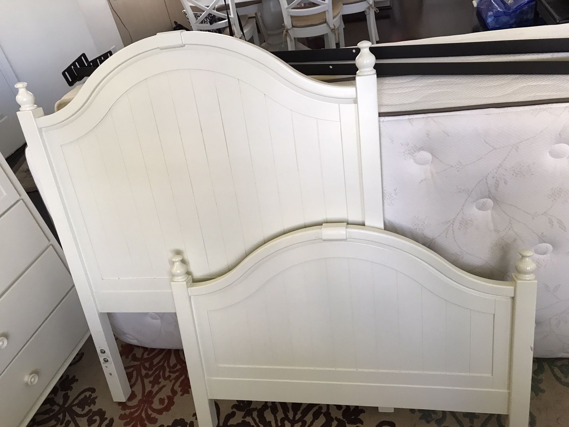 JC Penney McKenna Twin bed and dresser set in good condition - free!