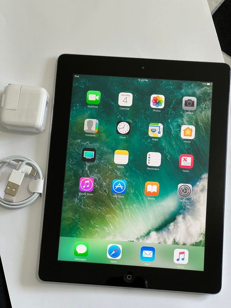 iPad 4 , Fourth Generation , iCloud Unlocked, Wi-Fi Internet Access , Excellent Condition Like New
