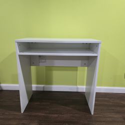 Beautiful IKEA Desk in Excellent Condition 