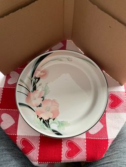 Beautiful Sango 12”plates