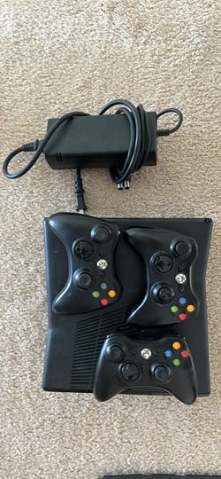 Xbox 360 E Bundle + 3 Controllers + Minecraft