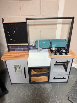Kid Kraft play kitchen, very good condition. Pick up Oviedo.