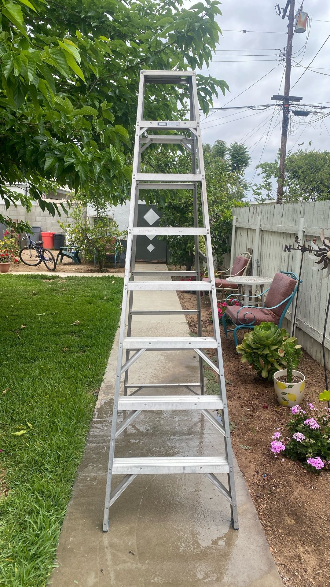 8 Ft Aluminum Ladder Like New