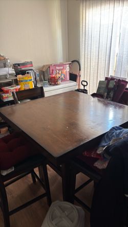 Table with 4 chairs