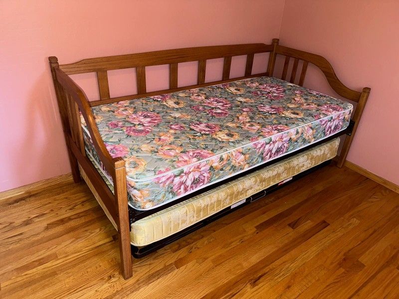 Day bed twin size with mattresses/cama tamaño individual con colchones 