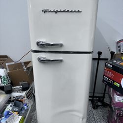 Frigidaire 7.5 Cu. Ft. Top Freezer Refrigerator