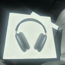 Black airpod maxes