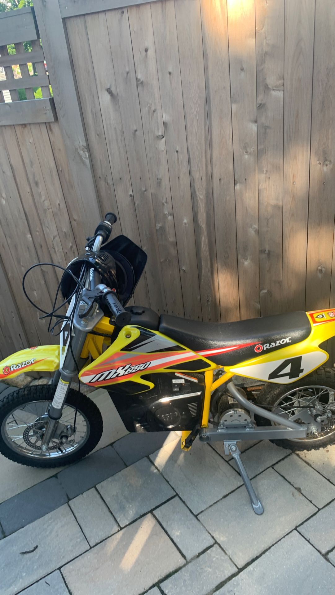 Mx650 razor kids electric dirtbike comes with a helmet no charger