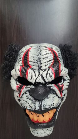 Moving jaw clown mask