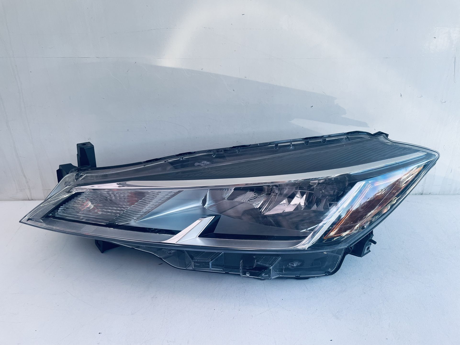 2020-2022 NISSAN KICKS LEFT DRIVER SIDE HEADLIGHT HALOGEN OEM 