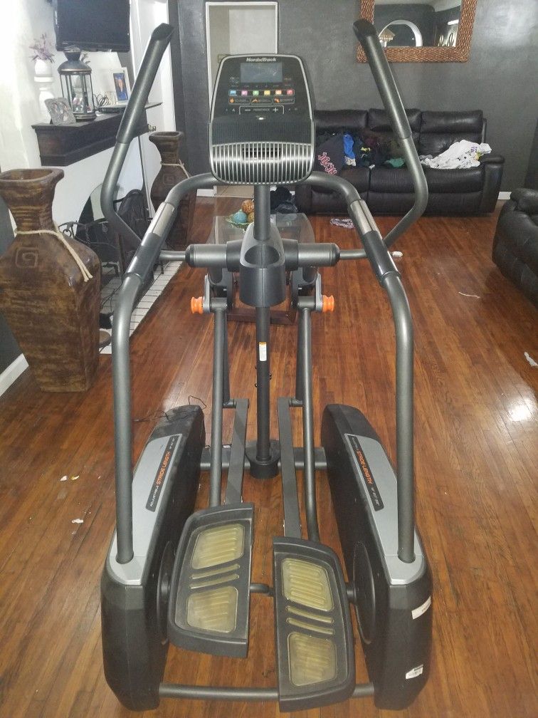 NORDICTRACK A.C.T. Elliptical Adjustable Stride Length 18", 20", 22". I Fit And I Pad Compatible. Wide Selection Of Preprogramed Workouts. I Fit Live