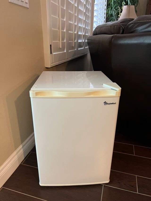 Magic Chef Mini Fridge (Compact White)
