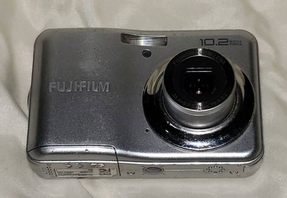 Fujifilm finepix A170 digital camera 10.2mp AA batteries