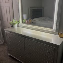 Good Condition Dresser Mirror Built In Light 