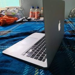 Excellent 11 inch Apple Macbook Air Laptop Computer With Intel Core i5 Proccesor With MaCOS High Sierra System With Programs