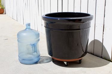 A Large Glossy Black Gainey Pot In Near New Condition