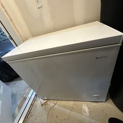 Koolatron Chest Freezer - 7.0 Cu Ft - Great Condition