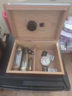 Cigar Box Handcrafted Humidor with Humidifier, Cedar Wooden Humidor Case