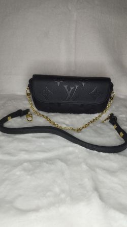 n Black  Leather shoulder Bag