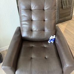 Dashwood Brown Leather Recliner (Rooms-To-Go)