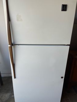 SHORTER GE TOPFREEZER REFRIGERATOR ( DELIVERY AVAILABLE)