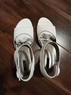 ARRAY White or Grey Low Wedge Sandals - size 10N