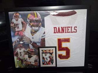 JAYDEN DANIELS WITH THE WASHINGTON COMMANDERS STITCHED,FRAMED JERSEY.