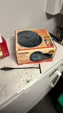 Camp Chef 6 Qrt Cast Iron Dutch Oven In Original Box