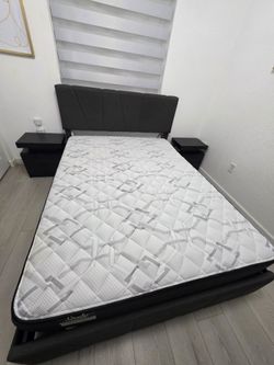 Juego de cama queen gris oscuro colchon y dos nocheros negros