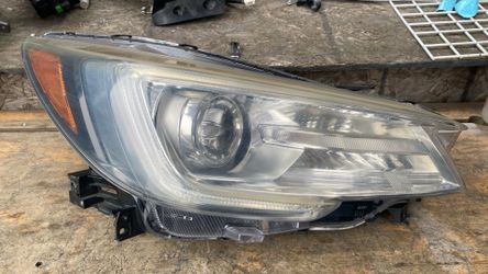 Subaru Legacy/Outback Front Right Headlight 