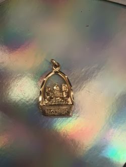 Vintage travel souvenir charm recently purchased from a local estate circa 1970-80. Crafted in fine 14K yellow gold Filled  Saint Louis Missouri sky