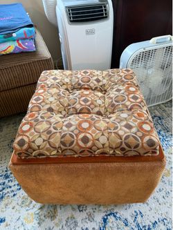 La-Z-Boy storage ottoman with reversible wood tray top