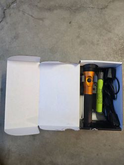 BRAND NEW  STREAMLIGHT 800 LUMENS FLASHLIGHT WITH THE DUAL CHARGER
