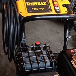 DEWALT GAS PRESSURE WASHER 4400 PSI