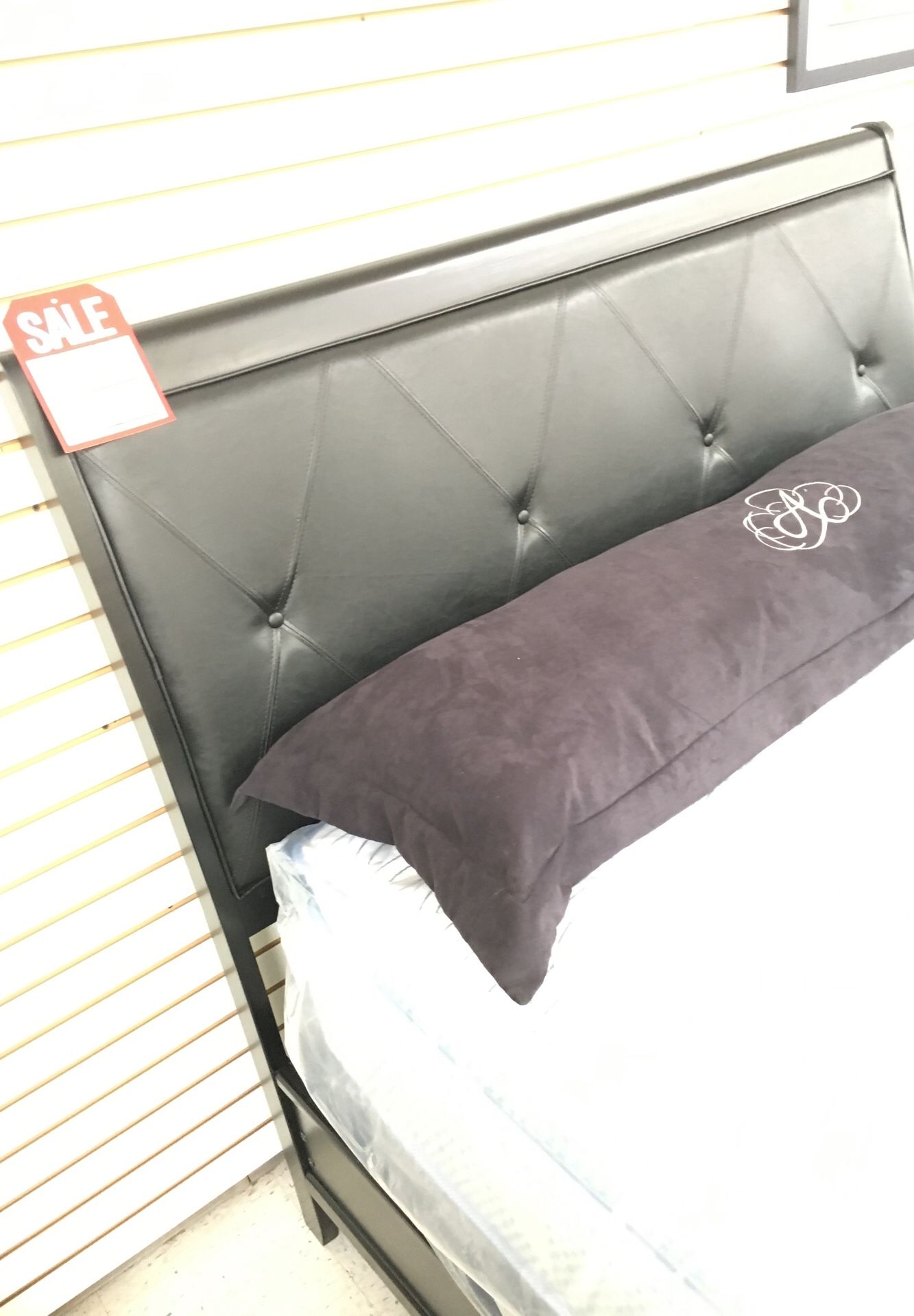 Queen Bed Home & Garden