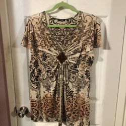 Women’s Size 2X Tunic Length top with flutter sleeves.  Preowned good condition.  Brand Apt. 9.  Made of 94% Polyester and 6% Spandex.  Smoke free hom