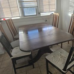 Comedor Y 6 Sillas Y Se Extiende Asta Para 14 Personas