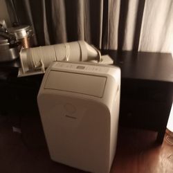 Hisense 8,000 btu floor ac unit//runs on 110--$125 obo