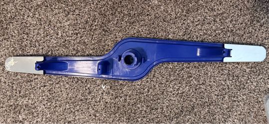 Dishwasher lower spray arm