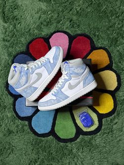 Air Jordan 1 Hyper Royal