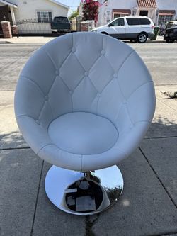 Coaster Furniture Swivel Chair - White