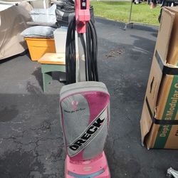 Oreck Upright Vacuum   New belts new bag