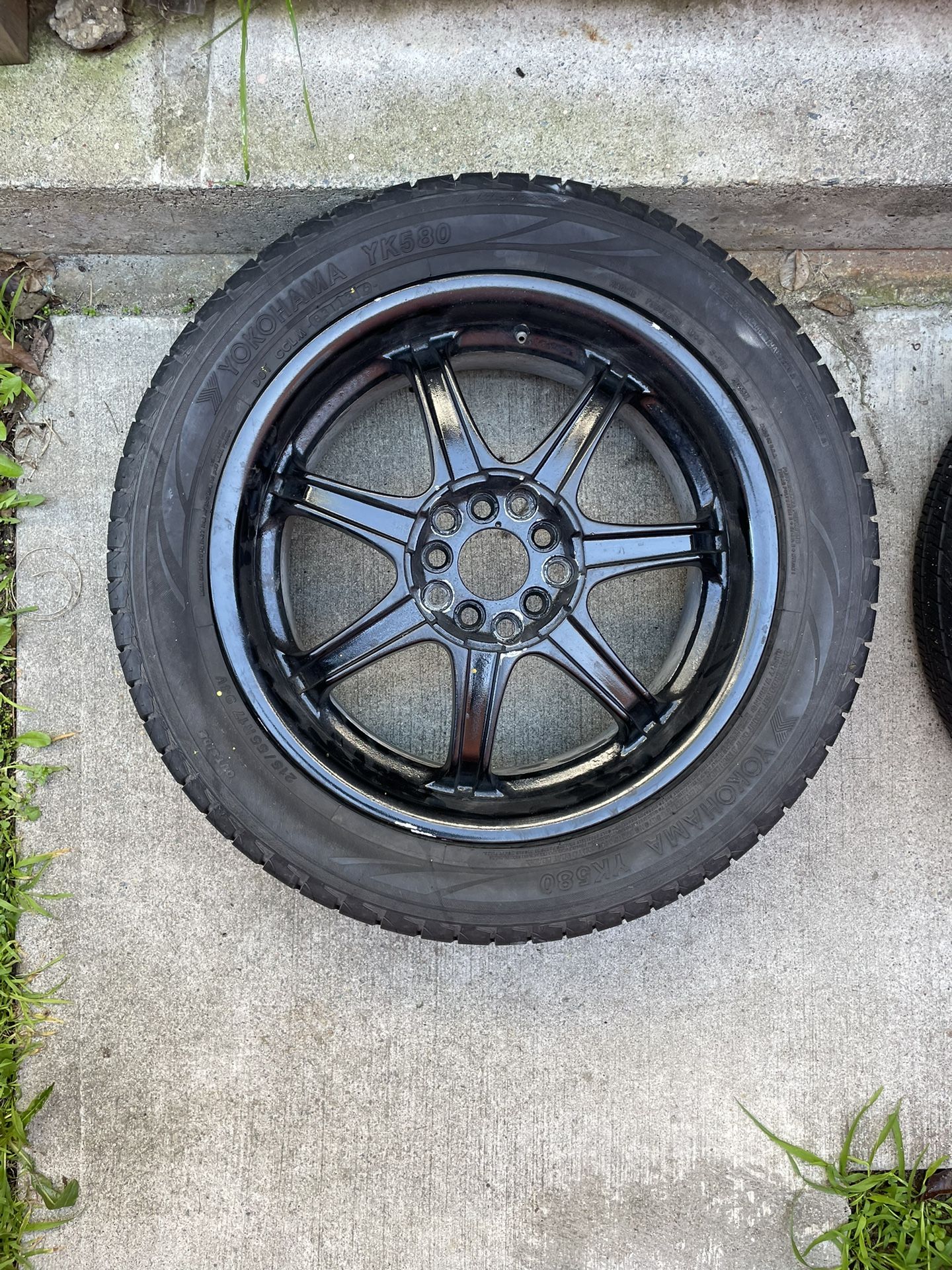 215/55 R17 94v 7 Spoke Five Lug Wheels With Used Tires The Size Of The Rim On The Inner Stamp Is 105/17 X 7
