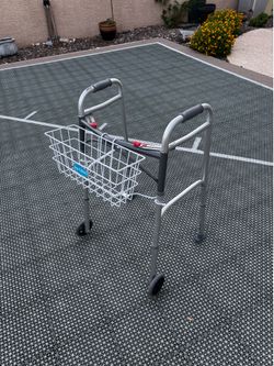 Folding walker w basket
