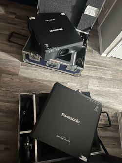 2 Panasonic Projectors PT-DW750 WXGA