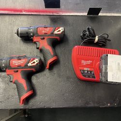 2 USED MILUAKEE DRILL DRIVERS WITH M12XC 4.0 BATTERY AND M12 CHARGER  