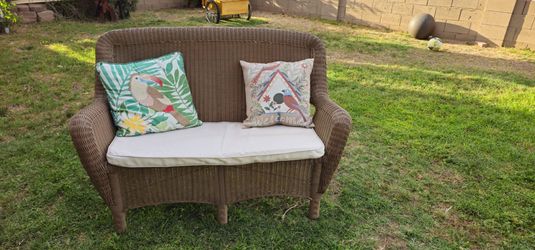 ** Beatiful Hampton Bay Wicker Patio Bench **