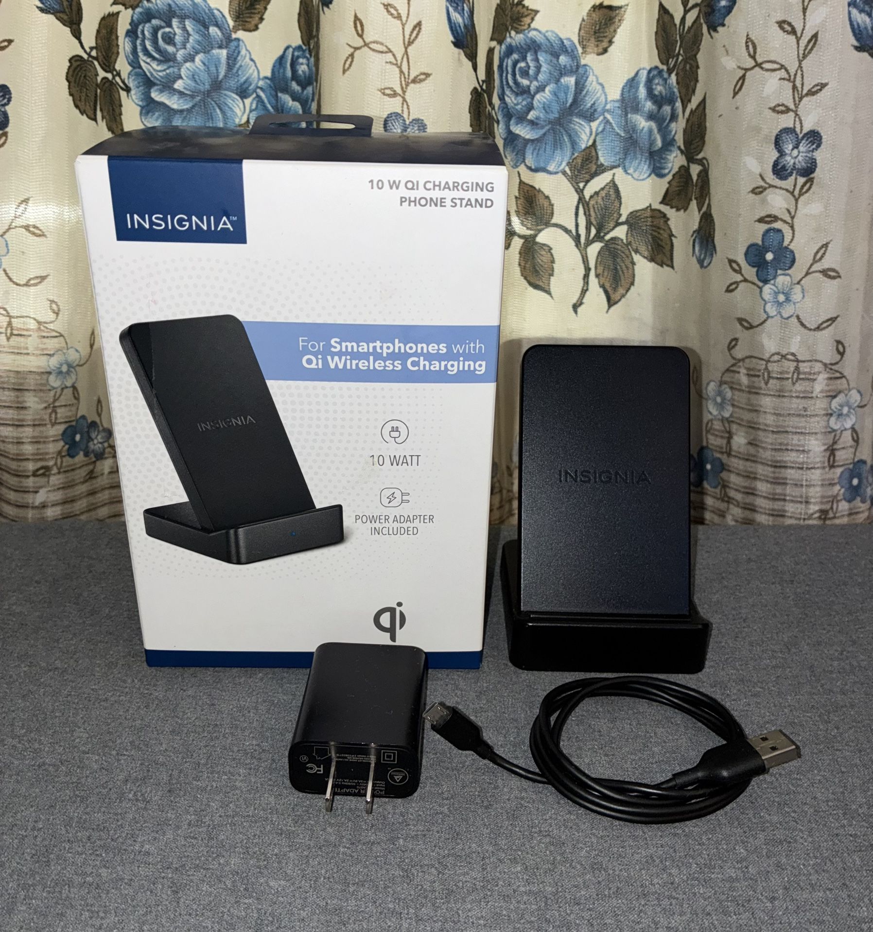 Insignia-10W Qi Certified Wireless Charging Phone Stand for Android/iPhone-Black