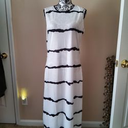 WOMEN WHITE AND BLACK SLEEVELESS MAXI DRESS SIZE LARGE