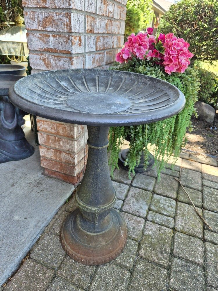 Bird Bath H 23"1/2, W 17", Solid Metal